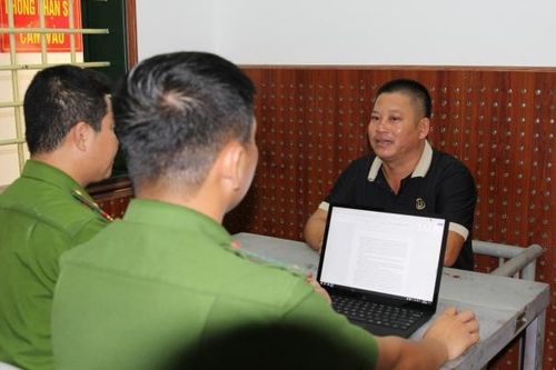 Dùng kiếm chặn xe di chuyển trên tỉnh lộ vì gây bụi bẩn trước cửa nhà mình