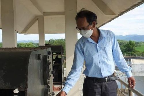 Đập ngăn mặn tiền tỷ vận hành 'bằng tay'