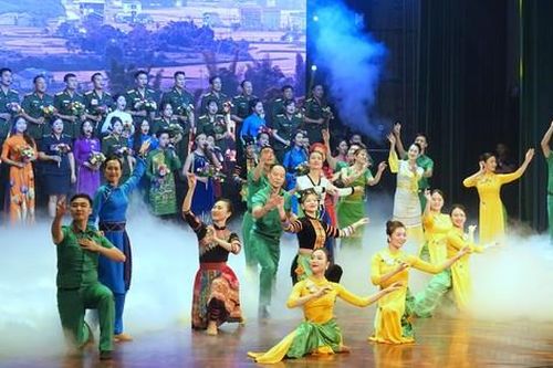Lực lượng vũ trang và thanh niên, sinh viên trình diễn nghệ thuật đặc sắc