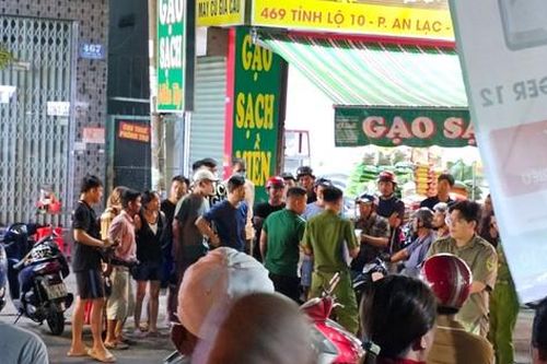 Người đàn ông ngồi sau xe máy bất ngờ ngã xuống đường, tử vong với vết thương ở cổ