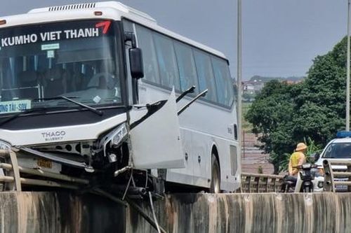 Xe ô tô chở công nhân mất lái lao lên thành cầu ở Bắc Ninh