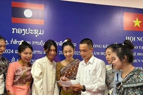 Hơn 10.000 lưu học sinh Lào học tập tại Việt Nam, đứng đầu các nước trong khu vực