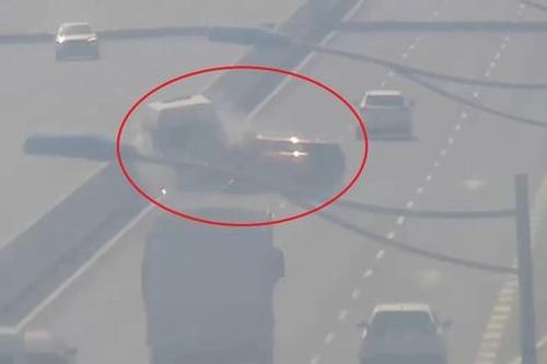 Tài xế ô tô bán tải và ô tô khách dừng xe ở làn đường 120km/h rồi tranh cãi