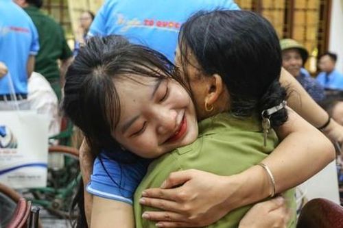 Xúc động buổi giao lưu, tặng quà của tuổi trẻ Nghệ An với người có công và người yếu thế