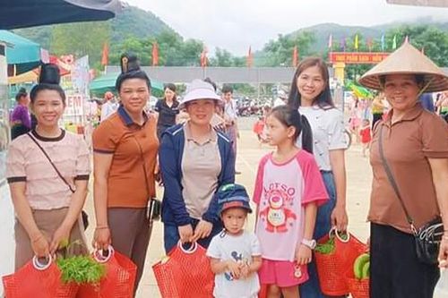 Ngày hội Làn nhựa đi chợ ở Mường Ảng Điện Biên