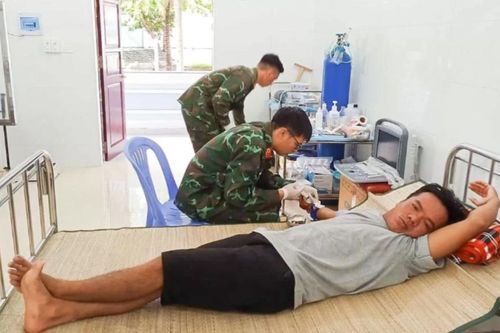 Quân y Trường Sa phẫu thuật cứu ngư dân Quảng Ngãi bị cá chình cắn