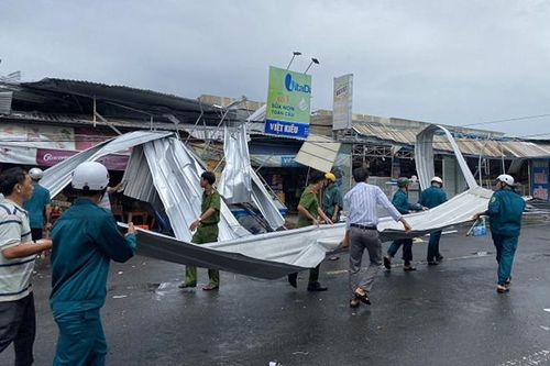 Lốc xoáy cuốn bay mái tôn lên không trung, gây nổ bình điện ở Đồng Tháp