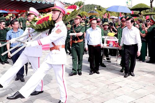 Nguyên Chủ tịch nước Trương Tấn Sang dự lễ truy điệu và an táng 6 hài cốt liệt sĩ ở Vị Xuyên
