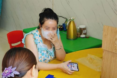 Bảo mẫu tát vào mặt bé trai vì ăn chậm, bị xử phạt hơn 11 triệu đồng