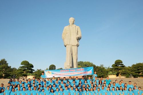 Đoàn đại biểu cán bộ công đoàn cơ sở tiêu biểu dâng hương tại Quảng trường Hồ Chí Minh