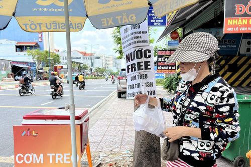 Ấm lòng với những phần 'cơm treo'