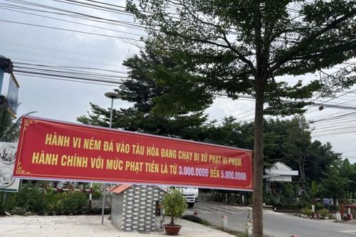 Phụ lái tàu chặng Hà Nội - Lào Cai bị ném đá trúng đầu khiến tàu dừng gần 2 giờ