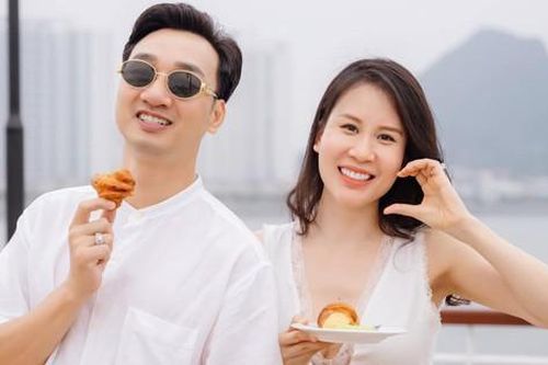 Hậu phương vững chắc của MC Thành Trung: Từ bỏ nghề tiếp viên hàng không vì chồng