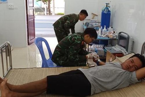Cấp cứu kịp thời cho ngư dân Quảng Ngãi bị cá chình cắn