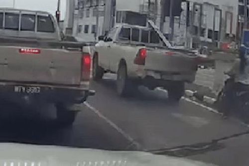 Clip: Khúc gỗ lăn khỏi xe tải, đè trúng cô gái đang dừng đèn đỏ