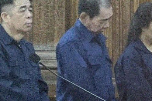 Bản án cho 3 kẻ dùng 11 sổ đỏ đi lừa đảo