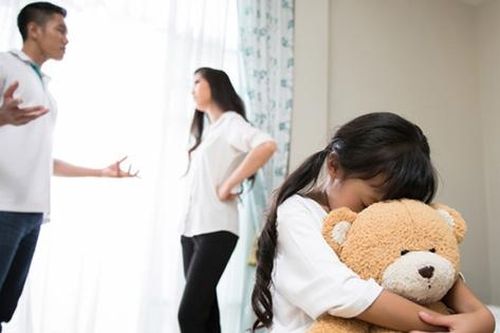 Con trẻ tổn thương khi chứng kiến cha mẹ đánh cãi nhau