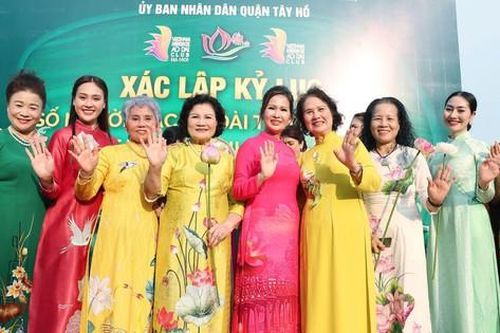 Hơn 1.000 phụ nữ xác lập kỷ lục 'Số người mặc áo dài hoa sen nhiều nhất Việt Nam'