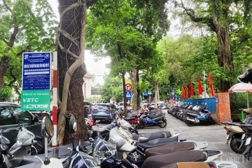Thấy gì sau hơn 2 tháng triển khai dịch vụ thu phí gửi xe không tiền mặt tại Hà Nội?