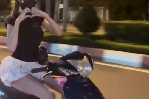 Buông 2 tay lái xe: Vì sao Ngọc Trinh bị xử hình sự còn cô gái trẻ ở Đồng Tháp thì không?