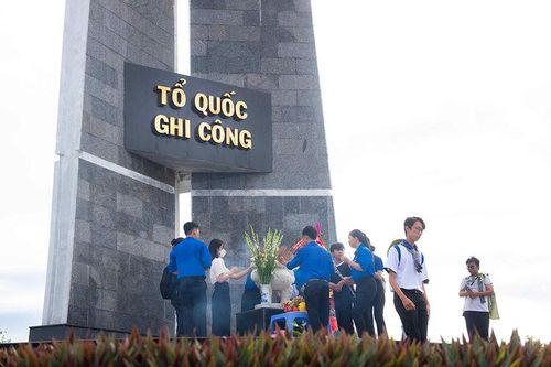 An Giang: Thay hoa, lọ hoa trên phần mộ liệt sĩ