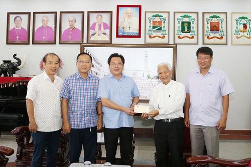 Tặng quà của Chủ tịch nước cho các giám mục hưu, thuộc Tòa Giám mục Giáo phận Long Xuyên