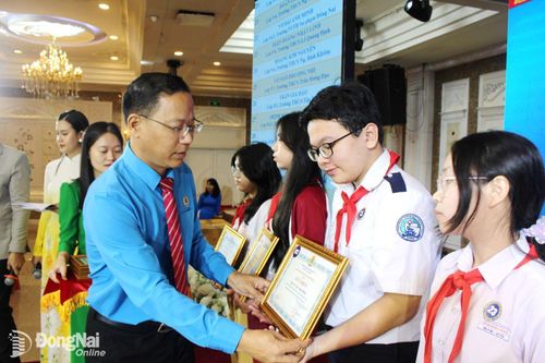 Công đoàn Viên chức tỉnh tuyên dương 355 em học giỏi, sống tốt