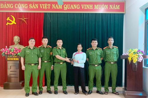 Chiến sĩ Công an Trại tạm giam nhặt được của rơi trả lại người đánh mất