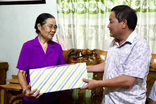 Phó Chủ tịch UBND tỉnh Giàng A Tính thăm và tặng quà thương binh, gia đình liệt sĩ trên địa bàn huyện Phong Thổ