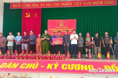 Công an tỉnh tuyên truyền phòng cháy, chữa cháy và trao tặng bình chữa cháy cho người dân tại Đình Lập