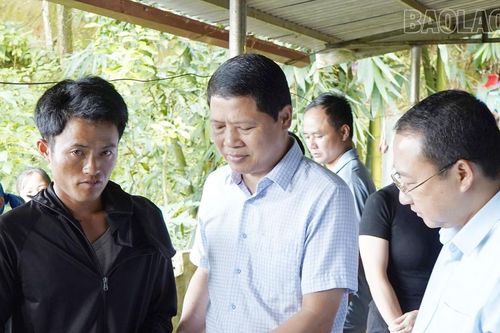 Lãnh đạo huyện Mường Khương thăm hỏi, động viên các gia đình nạn nhân bị đuối nước tại xã Dìn Chin
