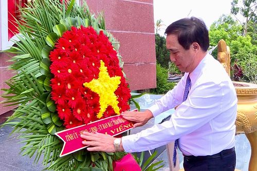 Bí thư Tỉnh ủy Bùi Minh Châu viếng các Anh hùng liệt sĩ tại Nghĩa trang thành phố Đà Lạt, tỉnh Lâm Đồng