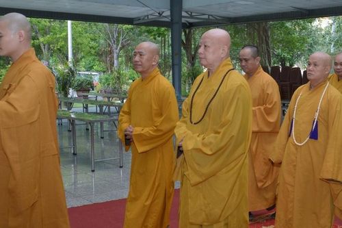 Hòa thượng Thích Lệ Trang dẫn đầu phái đoàn thăm, sách tấn hành giả Tăng Ni các trường hạ TP.HCM