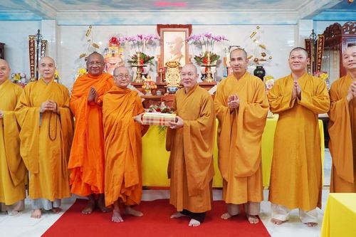 Đoàn 5 - Ban Trị sự GHPGVN TP.HCM thăm, cúng dường trường hạ các quận 1, 3 và 10