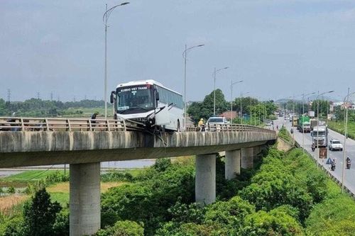 Ô tô 45 chỗ mất lái, treo lơ lửng trên cầu Bình Than
