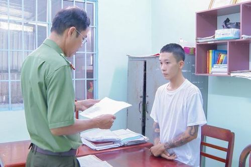 Công an xã bắt đối tượng mang súng đi giải quyết mâu thuẫn