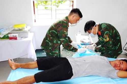 Cấp cứu ngư dân bị cá chình tấn công khi đang khai thác hải sản trên vùng biển Trường Sa
