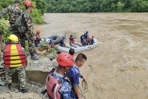 Xe buýt bị cuốn trôi do lở đất, 65 hành khách mất tích tại Nepal