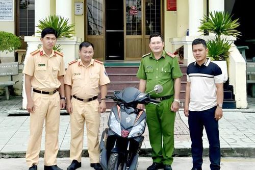 CSGT Công an Bạc Liêu trao trả xe máy bị mất cắp hơn 5 năm trước