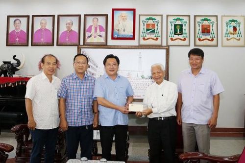 Trao quà Chủ tịch nước tặng các vị Giám mục hưu thuộc Giáo phận Long Xuyên