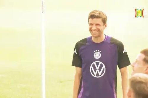 Thomas Muller chia tay đội tuyển Đức