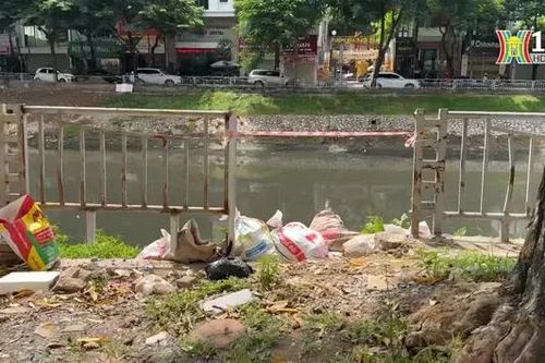 Loạt lan can ven sông Tô Lịch gãy đổ
