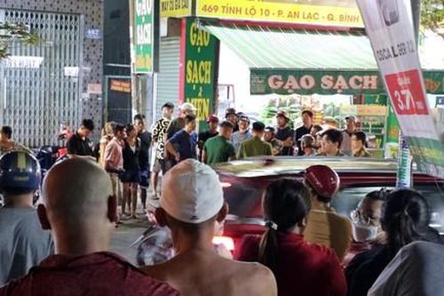 Điều tra vụ người đàn ông té khỏi xe, tử vong với vết thương trên người
