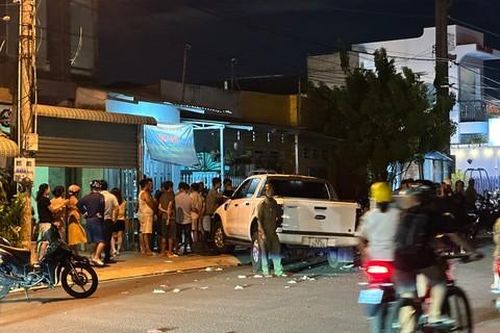 Xe bán tải cuốn xe máy vào gầm rồi kéo lê lên vỉa hè, 1 công nhân môi trường tử vong
