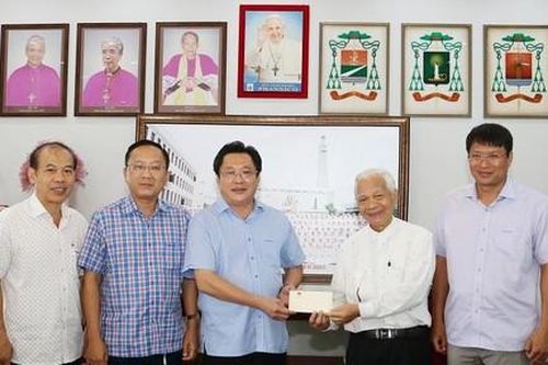 Tặng quà của Chủ tịch nước cho các Giám mục tại An Giang
