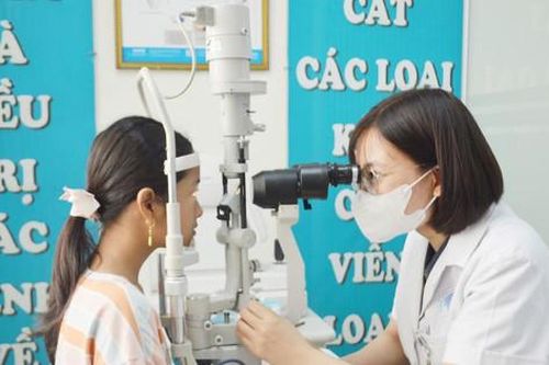 Dịp nghỉ hè: Cảnh báo gia tăng trẻ cận thị