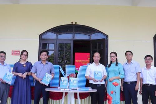 Phát hành cuốn sách 'Ứng Hòa - 70 năm phát triển và khát vọng vươn lên'