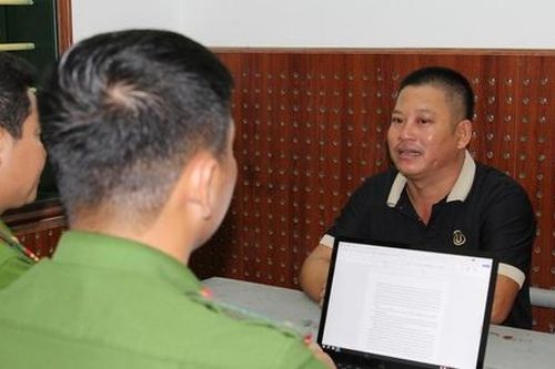Cầm kiếm chặn ô tô trên đường vì gây bụi trước cửa nhà