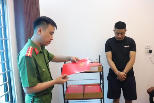 Cận cảnh quy trình nhóm đối tượng sản xuất giấy tờ giả