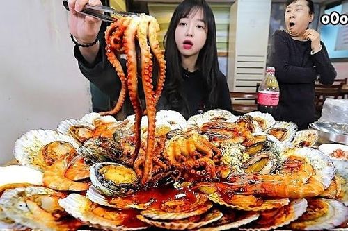 Thấy gì từ vụ YouTuber nổi tiếng nhất Hàn Quốc bị dọa tung clip nóng